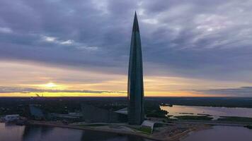 Sankt Petersburg, ryssland - juni 20, 2019 lakhta Centrum skyskrapa på solnedgång. antenn se. Ryssland. färgrik himmel. Drönare är kretsande, flugor uppåt video