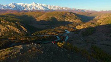 kurai steppa, chuya fiume meandro, giallo larici e montagne nel autunno a Alba. aereo Visualizza. altai montagne, Russia. fuco è orbitante video