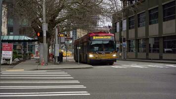 Seattle, Verenigde Staten van Amerika - februari 4, 2021 bus vertrek van bus station met maskers verplicht merk op. video