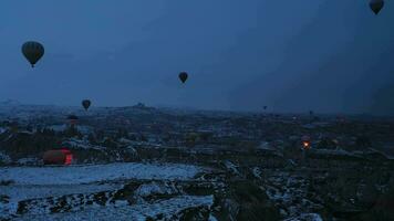 cappadoce, dinde - avril dix, 2021 air chaud des ballons dans la cappadoce dans hiver Matin crépuscule. Turquie. aérien voir. drone mouches de côté. video