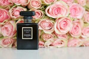 járkov, Ucrania - enero 2, 2021 botella de Coco noir por chanel, un francés lujo Moda casa fundado en 1910 por Coco chanel foto