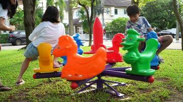 bangbon Bangkok, Thailand-juni 19, 2022 gelukkig Aziatisch moeder en zoon spelen carrousel Bij speelplaats. video