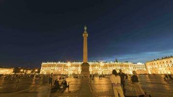 Sint Petersburg, Rusland - juni 24, 2019 paleis vierkant, Alexander kolom, verlichte winter paleis en mensen Bij zomer nacht. beweging pannen tijd vervallen. video