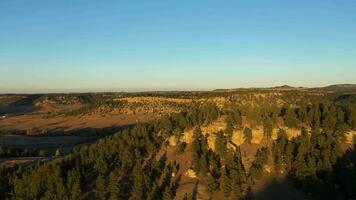 skurk grevskap landskap på sommar solig dag. Wyoming, usa. antenn se. Drönare flugor framåt- video