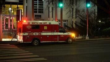 Seattle, Etats-Unis - février 4, 2021 Seattle Feu département, médical un ambulance véhicule à nuit avec clignotant lumières video