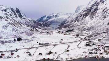 montagne nel inverno. lofoten isole, paesaggio di Norvegia. aereo Visualizza. fuco mosche inoltrare, inclinazione su. svelare tiro video
