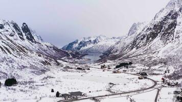 montagne nel inverno. lofoten isole, paesaggio di Norvegia. aereo Visualizza. fuco mosche indietro e verso l'alto video