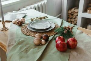 servicio un festivo Navidad mesa en escandinavo estilo. decoración en el mesa antes de el día festivo. foto