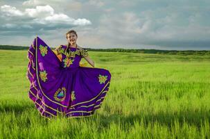 nicaragüense mujer en tradicional gente disfraz en el campo césped, retrato de nicaragüense mujer vistiendo nacional gente disfraz foto