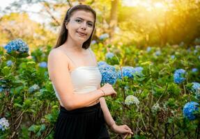 retrato de joven mujer en un hortensia campo. mujer en un hortensia jardín, hermosa niña en un natural flor guardería. el crucero - managua, Nicaragua foto