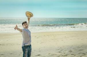 contento hermoso hombre en vacaciones al aire libre, contento latín joven hombre en el playa, turista viaje concepto foto