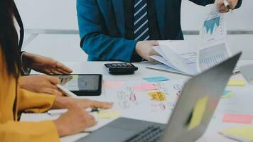 dois criativo o negócio pessoas encontro e planejamento usar postar isto notas pegajoso Nota em escrivaninha para compartilhar ideia, análise dados gráfico e gráfico com trabalho em equipe estratégia debate dentro escritório. video