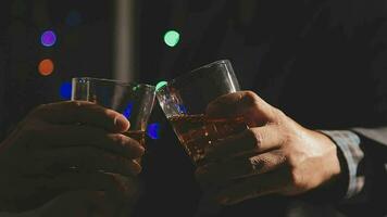 comida y bebida masculino amigos son contento Bebiendo cerveza y tintinamente lentes a un bar o pub. video