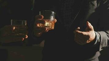 nourriture et boisson Masculin copains sont content en buvant Bière et tintement des lunettes à une bar ou pub. video