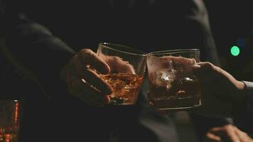 nourriture et boisson Masculin copains sont content en buvant Bière et tintement des lunettes à une bar ou pub. video