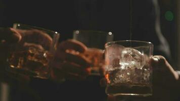 nourriture et boisson Masculin copains sont content en buvant Bière et tintement des lunettes à une bar ou pub. video