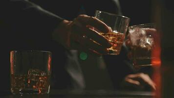 nourriture et boisson Masculin copains sont content en buvant Bière et tintement des lunettes à une bar ou pub. video