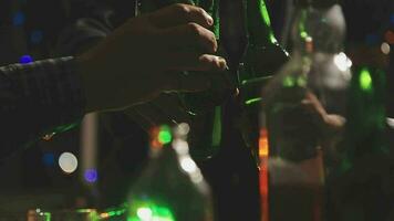 nourriture et boisson Masculin copains sont content en buvant Bière et tintement des lunettes à une bar ou pub. video