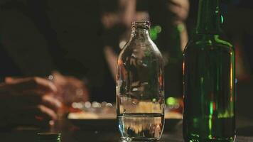 cibo e bevanda maschio amici siamo contento potabile birra e tintinnante bicchieri a un' bar o pub. video