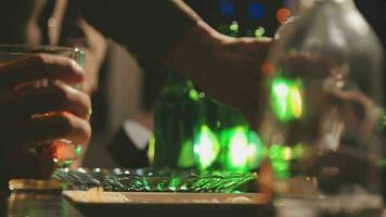 nourriture et boisson Masculin copains sont content en buvant Bière et tintement des lunettes à une bar ou pub. video