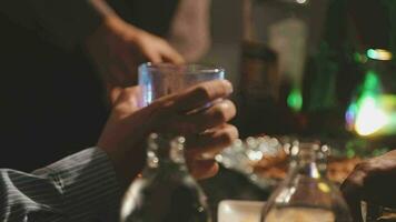 Comida e beber masculino amigos estão feliz bebendo Cerveja e tilintar óculos às uma Barra ou bar. video