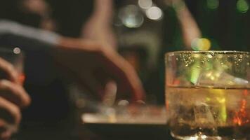 Essen und trinken männlich freunde sind glücklich Trinken Bier und Klirren Brille beim ein Bar oder Kneipe. video
