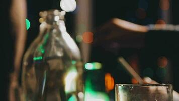 groot avondeten tuin partij viering met vrienden Aan een warm zomer avond. mooi mensen genieten leven Aan een terras, drinken wijn, proost, kom tot rust Aan weekend, geven toast en eten eigengemaakt voedsel. video