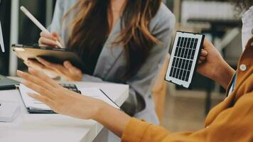 Solar- Panel Grün oder verlängerbar Energie Geschäft Konzept, Gruppe von Geschäft Menschen Treffen auf Solar- Zelle Panel Technologie und Planung zusammen video