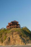 bungalow cerca el playa, playa restaurante en colina, concepto de un casa en el rock foto