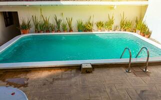 cristal claro hogar nadando piscina en un soleado día, concepto de hogar nadando piscina diseños hermosa hogar nadando piscina con cristal claro aguas foto