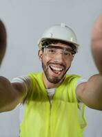 gracioso constructor ingeniero tomando un selfie aislado, ingeniero tomando un selfie aislado. ver de masculino ingeniero tomando un selfie aislado, sonriente masculino ingeniero tomando un selfie mirando a cámara foto