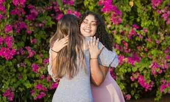 dos mujer amigos abrazando, niña felicitando y abrazando su amigo, De las mujeres día concepto foto