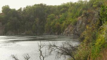 pitoresco Lugar, colocar em lago dentro cedo outono. rajadas do vento em superfície do reservatório. video