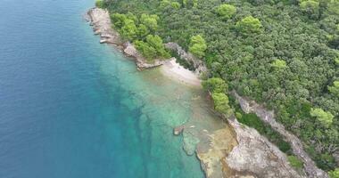 verticale fuco video al di sopra di un' allungare di costa vicino il cittadina di pula nel istria