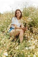 hermosa joven mujer en naturaleza con un ramo de flores de margaritas campo margaritas, campo de flores foto