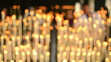 Leuchter mit Kerzen defokussiert oder verschwommen, Hintergrund video