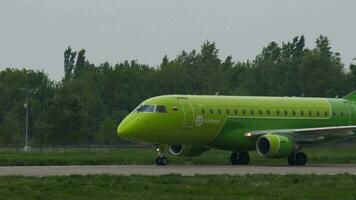 Almaty, Kasachstan kann 4, 2019 Flugzeug Umarmung e170, vq nach von s7 Fluggesellschaften rollen beim Almatie Flughafen. Passagier Flug auf Runway, Seite Sicht. Flugplatz, Avia der Verkehr video