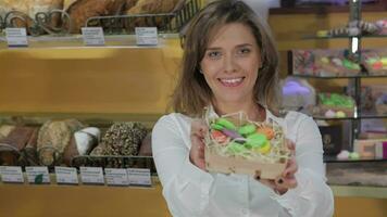 femme spectacle des sucreries à le Pâtisserie magasin video