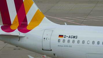 Düsseldorf, Alemania julio 23, 2017 pasajero aeronave aerobús a319, re agws de Germanwings rodaje a dusseldorf aeropuerto, medio disparo. imágenes de chorro en el delantal video