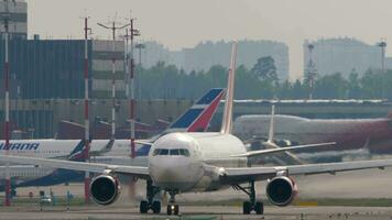 Moscú, ruso federación julio 30, 2021 fuselaje ancho avión boeing 777 de viento del norte aerolíneas rodaje en el pista a sheremetyevo aeropuerto. avión en el aeródromo. turismo y viaje concepto. video