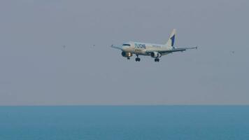 sochi, Rusia agosto 02, 2022 aerobús a320 de volar uno aterrizaje que se acerca adler aeropuerto. el avión moscas terminado el mar. armenio bajo costo aerolínea video