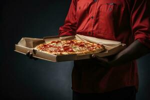 Pizza entrega hombre en rojo uniforme participación Pizza caja en negro fondo, hombre entrega Pizza a un cliente, parte superior sección recortado, ai generado foto