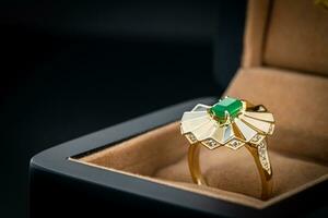Clásico oro anillo con Esmeralda foto