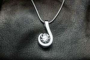 Diamond pendant necklaces photo