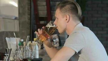 hombre sonrisas después sorbo de cerveza video