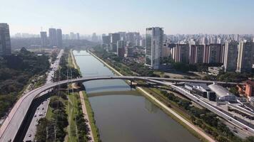 pinheiros Fluss beim das Höhe von das Joao Dias Brücke im sao Paulo video