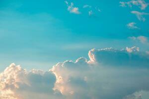 hermosa cúmulo nubes en el azul cielo. natural antecedentes foto