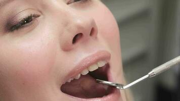 dentista coloca dental espelho para a paciente boca video