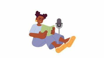 africain américain femme en train de lire livre sur microphone 2d personnage animation. noir fille livre audio narration plat dessin animé 4k vidéo, transparent alpha canaliser. voix off Animé la personne sur blanc Contexte video