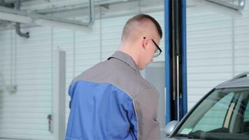 Mechanic closes car hood at the car service video